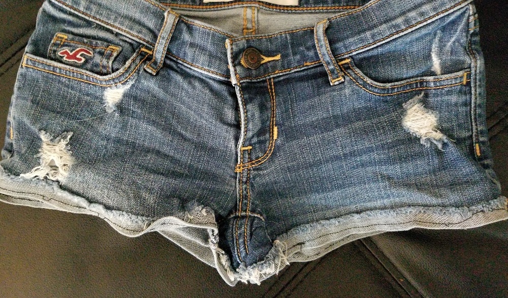 Super cute distressed Hollister Shorts 💟💟💟
